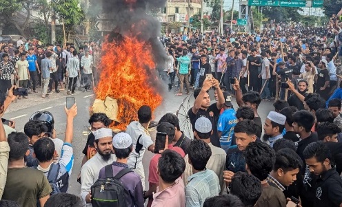 শিক্ষার্থীদের বিশ্বরোড অবরোধ, ৮ কিমি দীর্ঘ যানজট