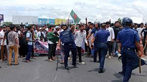 পদ্মা সেতুর উত্তরে বিক্ষোভ, যান চলাচল ব্যাহত, পুলিশের গুলি