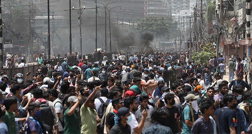 রামপুরা-বাড্ডা সড়কে শিক্ষার্থী ও পুলিশের ধাওয়া পাল্টা-ধাওয়া, আহত শতাধিক