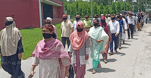 মুখে কালো কাপড় বেধে বাকৃবি শিক্ষকদের প্রতিবাদ