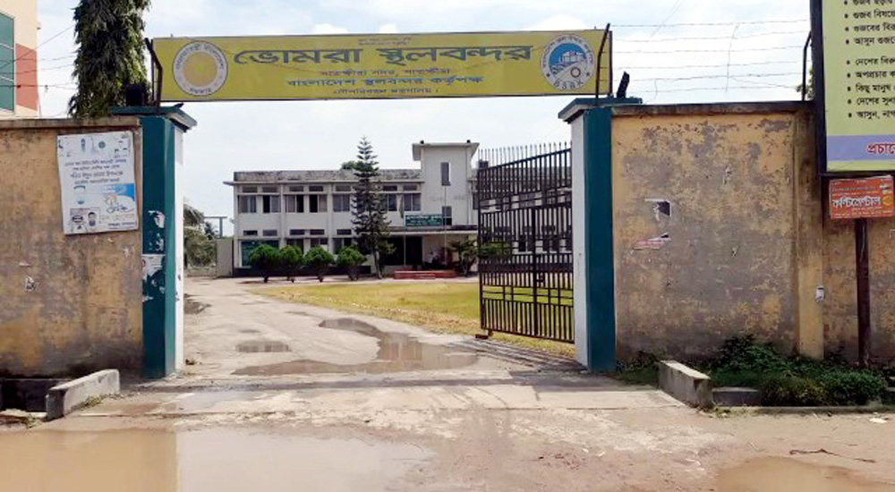 কারফিউয়ের মধ্যেও স্বাভাবিক ভোমরা বন্দরে আমদানি-রপ্তানি কার্যক্রম