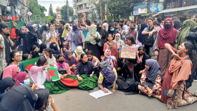 চট্টগ্রামে বিক্ষোভকারীদের ছত্রভঙ্গ করতে সাউন্ড গ্রেনেড নিক্ষেপ, আটক ৫ শিক্ষার্থী