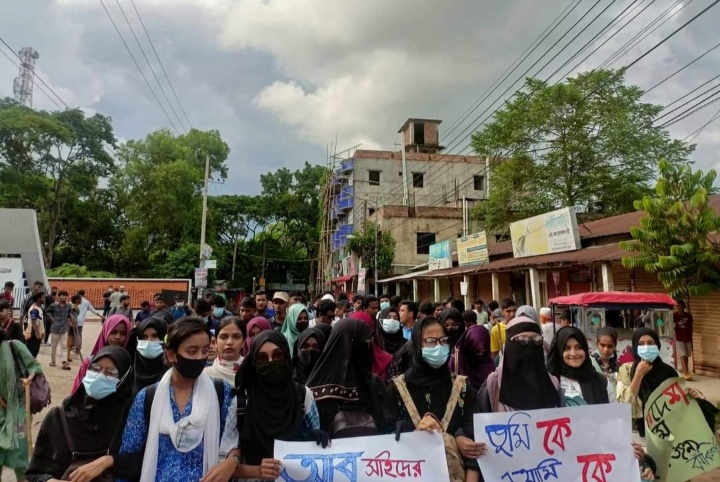 কুবিতে বাঁধা পেরিয়ে বিক্ষোভ মিছিলে আন্দোলনকারীরা