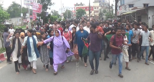 ফরিদপুরে  বিক্ষোভকারিদের সাথে পুলিশের ধাওয়া পাল্টা-ধাওয়া