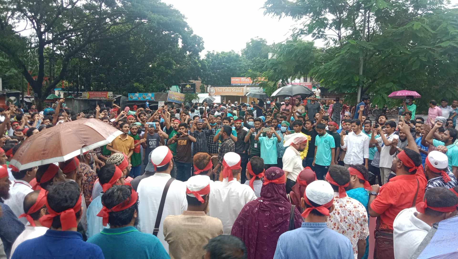 ইবিতে বিক্ষোভ: প্রধানমন্ত্রীর পদত্যাগ দাবি, ছাত্রলীগের কার্যালয় ভাঙচুর