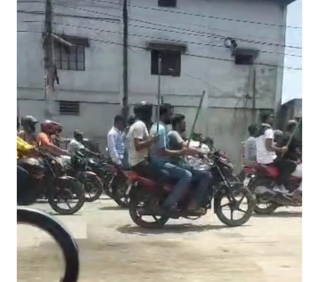 জামালপুরে আ' লীগের অস্ত্রের মহড়ার ভিডিও ধারণ করতে গিয়ে সাংবাদিক লাঞ্ছিত