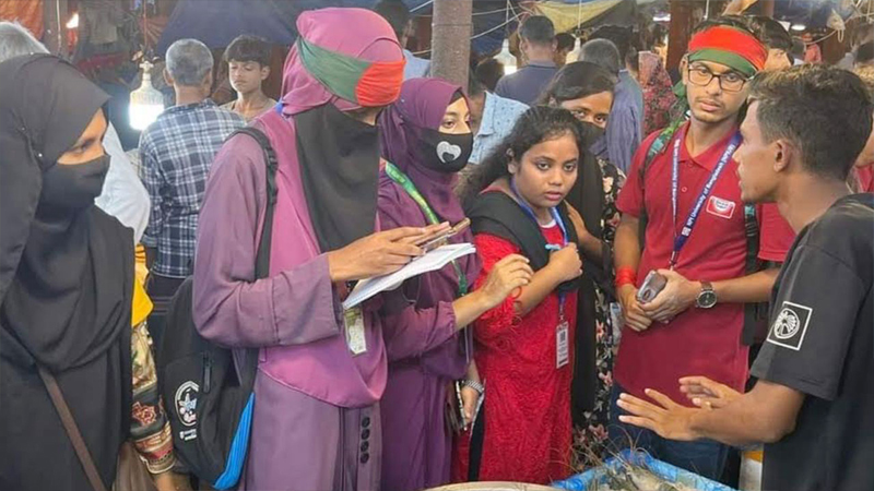 কমেছে সবজি ও মুরগির দাম, শিক্ষার্থীদের বাজার মনিটরিং