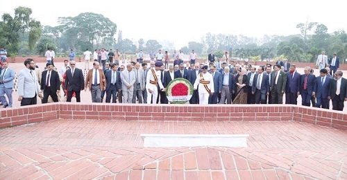 জাতীয় স্মৃতিসৌধে প্রধান বিচারপতির শ্রদ্ধা