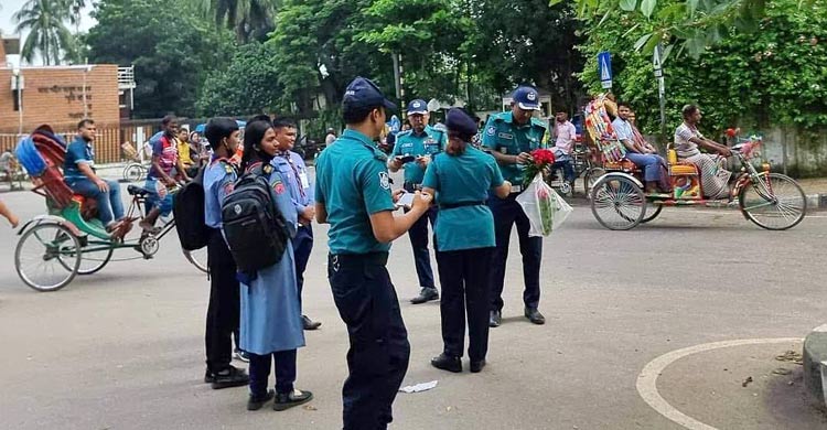 একসঙ্গে ট্রাফিক সামলাচ্ছে পুলিশ-শিক্ষার্থী