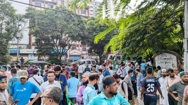 ছাত্র-জনতার দখলে ধানমন্ডি ৩২