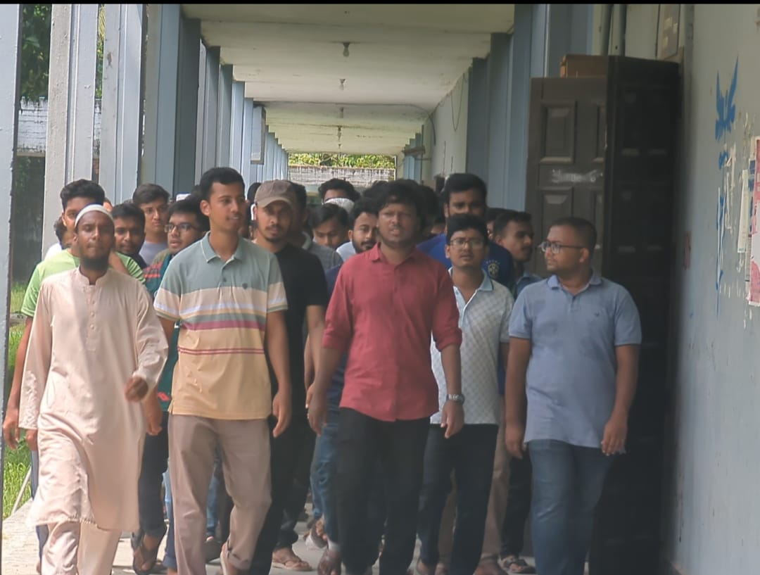 ৫ম দিনের মতো বাকৃবিতে শিক্ষার্থীদের বিক্ষোভ মিছিল