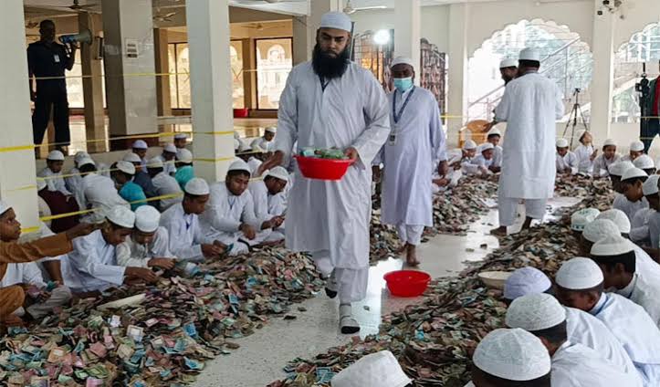 পাগলা মসজিদের দানবাক্সে এবার ২৮ বস্তা টাকা