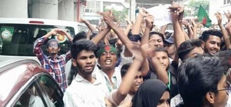 সচিবালয়ে ঢুকে পড়লো শত শত এইচএসসি পরীক্ষার্থী