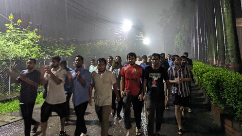 বৃষ্টি উপেক্ষা করে শেকৃবিতে ভারত বিরোধী মিছিল