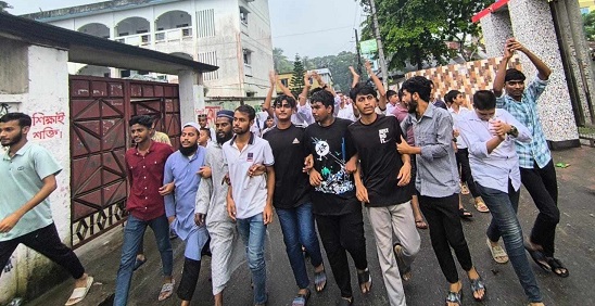 ভারতীয় পানি আগ্রাসনের বিরুদ্ধে নলছিটিতে বিক্ষোভ