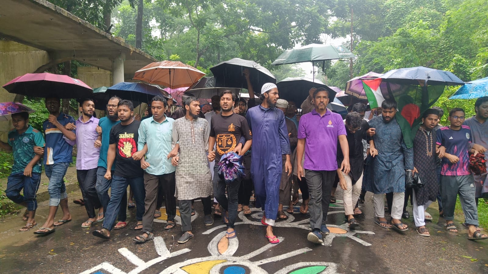 ডম্বুর ও গজলডোবা বাঁধ খুলে আকস্মিক বন্যা সৃষ্টর প্রতিবাদে চবি শিক্ষার্থীদের বিক্ষোভ