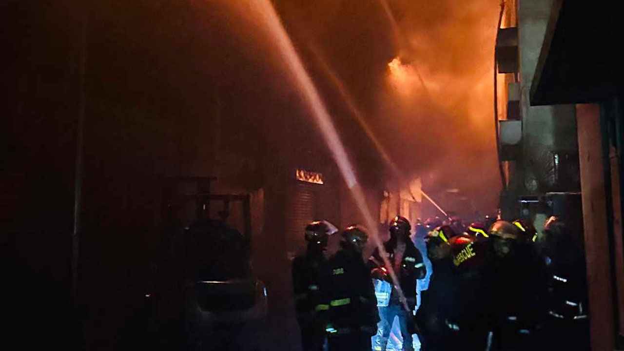 ৮ ঘণ্টাতেও নিয়ন্ত্রণে আসেনি গাজী টায়ার ফ্যাক্টরির আগুন