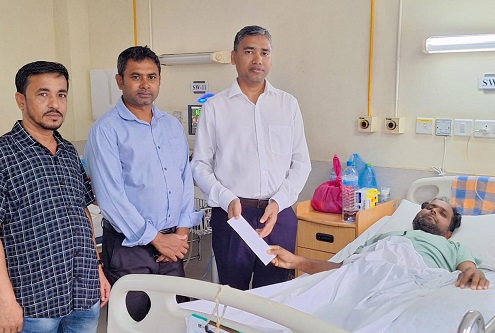 মালদ্বীপে গুরুতর অসুস্থ প্রবাসীকে দেশে পাঠাতে দূতাবাস এয়ার টিকেট হস্তান্তর