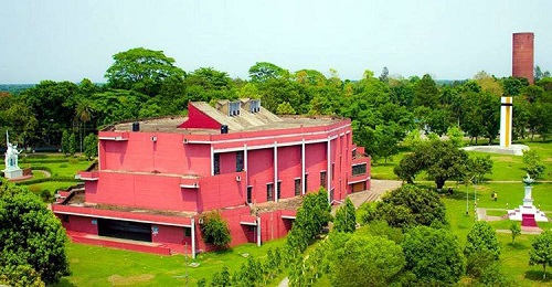 শিক্ষার্থীদের আন্দোলনে রাজনীতি বন্ধ করলো বাকৃবি প্রশাসন