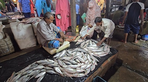 ফরিদপুরে হাজী শরীয়তুল্লাহ বাজারের লাইসেন্সধারী ব্যবসায়ীরা টোল মুক্ত