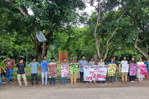সীমান্তে স্বর্ণা দাস ও শ্রী জয়ন্ত হত্যার প্রতিবাদে চবিতে বিক্ষোভ সমাবেশ