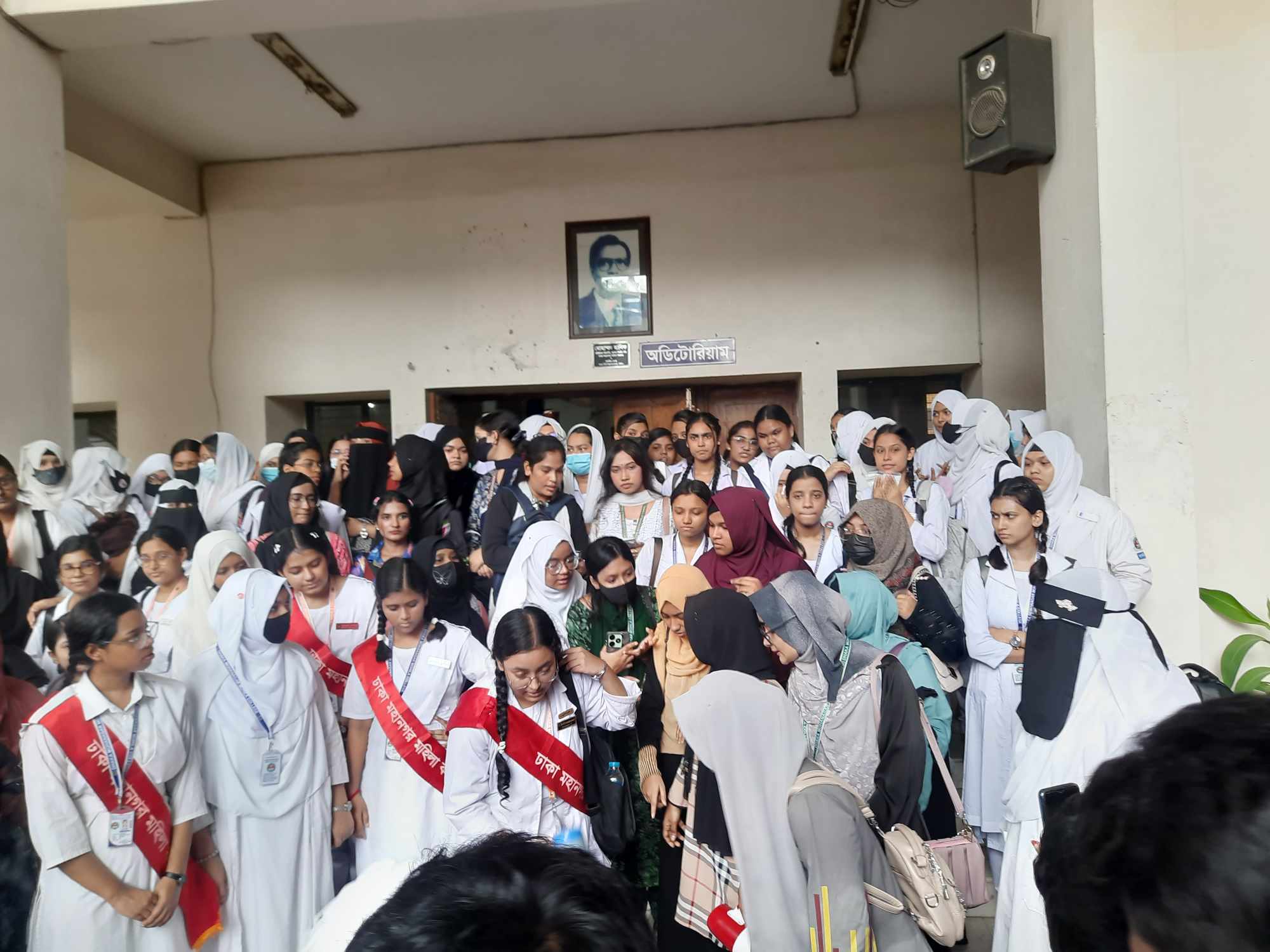 ঢাকা মহানগর মহিলা কলেজ: ১০ শিক্ষককের পদত্যাগের দাবিতে বিক্ষোভ