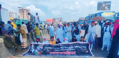 ঢাকা-চট্টগ্রাম মহাসড়ক শিক্ষার্থীদের অবরোধ, তীব্র যানজট