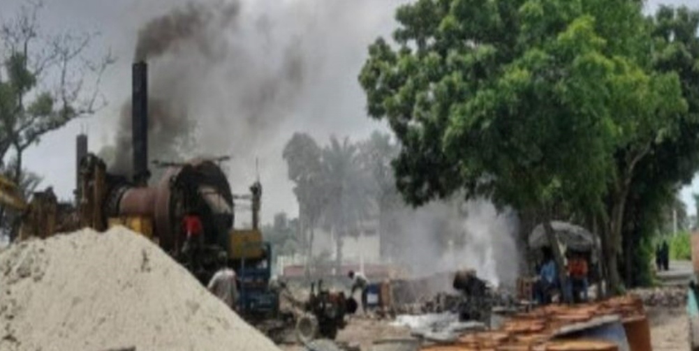 শ্যামনগরে প্লাস্টিক পোড়ানো বিষাক্ত ধোঁয়া, মারাত্মক স্বাস্থ্যঝুকি