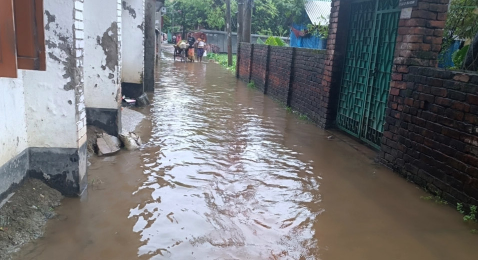 ভাদ্রের শেষের টানা বৃষ্টিতে নাকাল সাতক্ষীরা বাসি, ডুবছে নতুন নতুন এলাকা