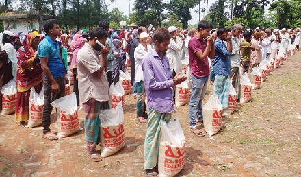 চৌদ্দগ্রামে ৩ শতাধিক পরিবারকে আস্ সুন্নাহ ফাউন্ডেশনের চাল বিতরণ