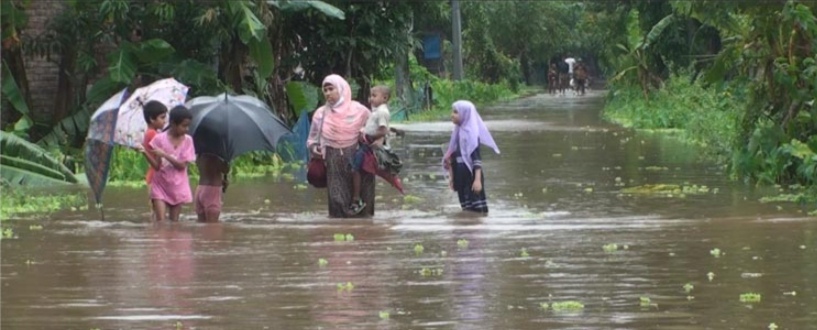 বৃষ্টিতে সাতক্ষীরায় ভেসে গেছে ঘের-ফসলের ক্ষেত