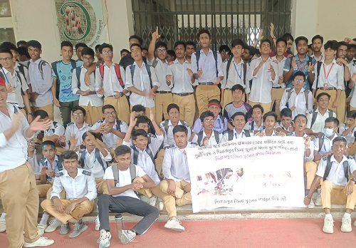 দিনাজপুর জিলা স্কুলের প্রধান শিক্ষিকার বদলির দাবিতে  বিক্ষোভ