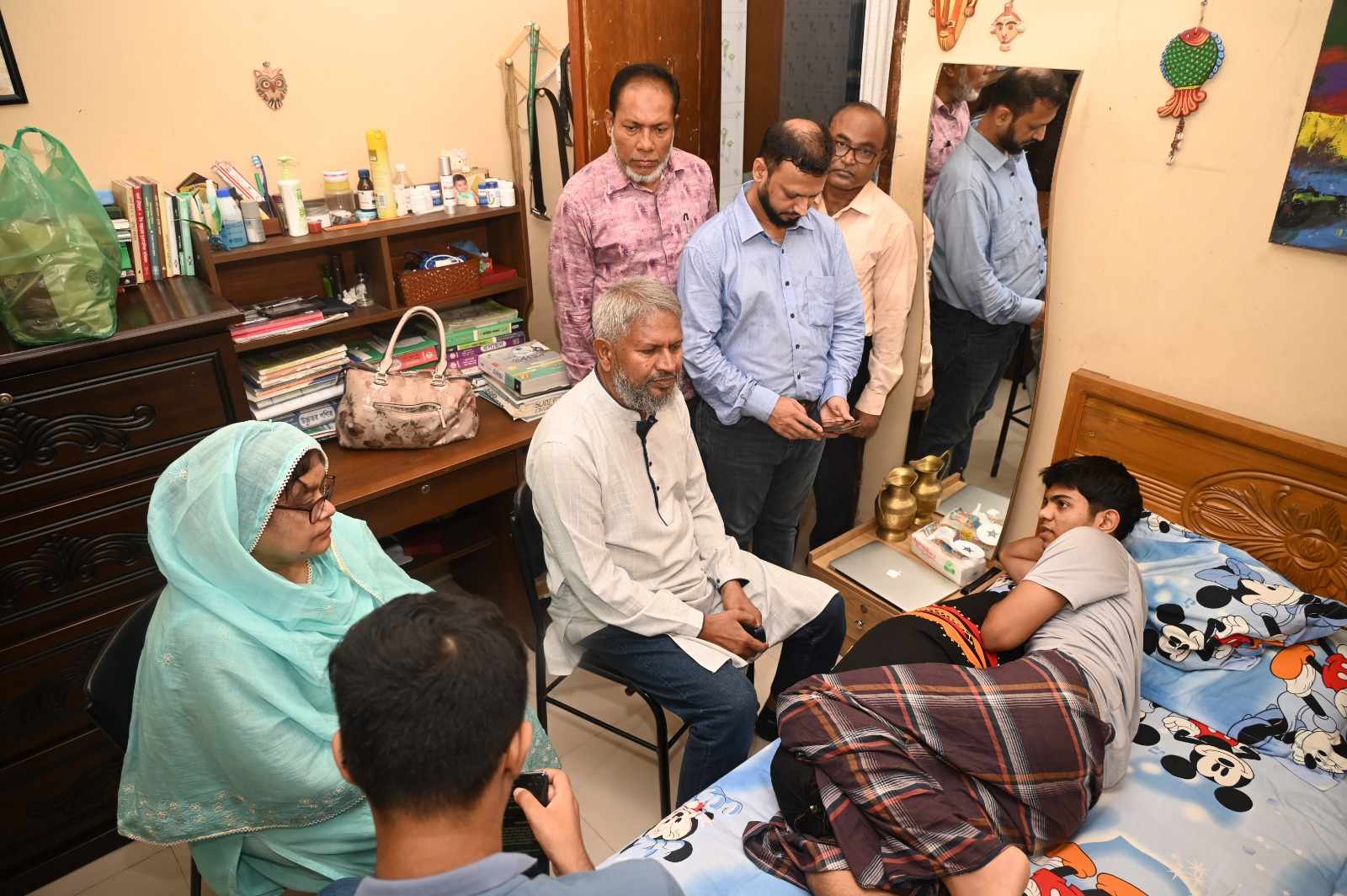 আন্দোলনে আহত শিক্ষার্থীকে দেখতে গেলেন কুবির ভিসি