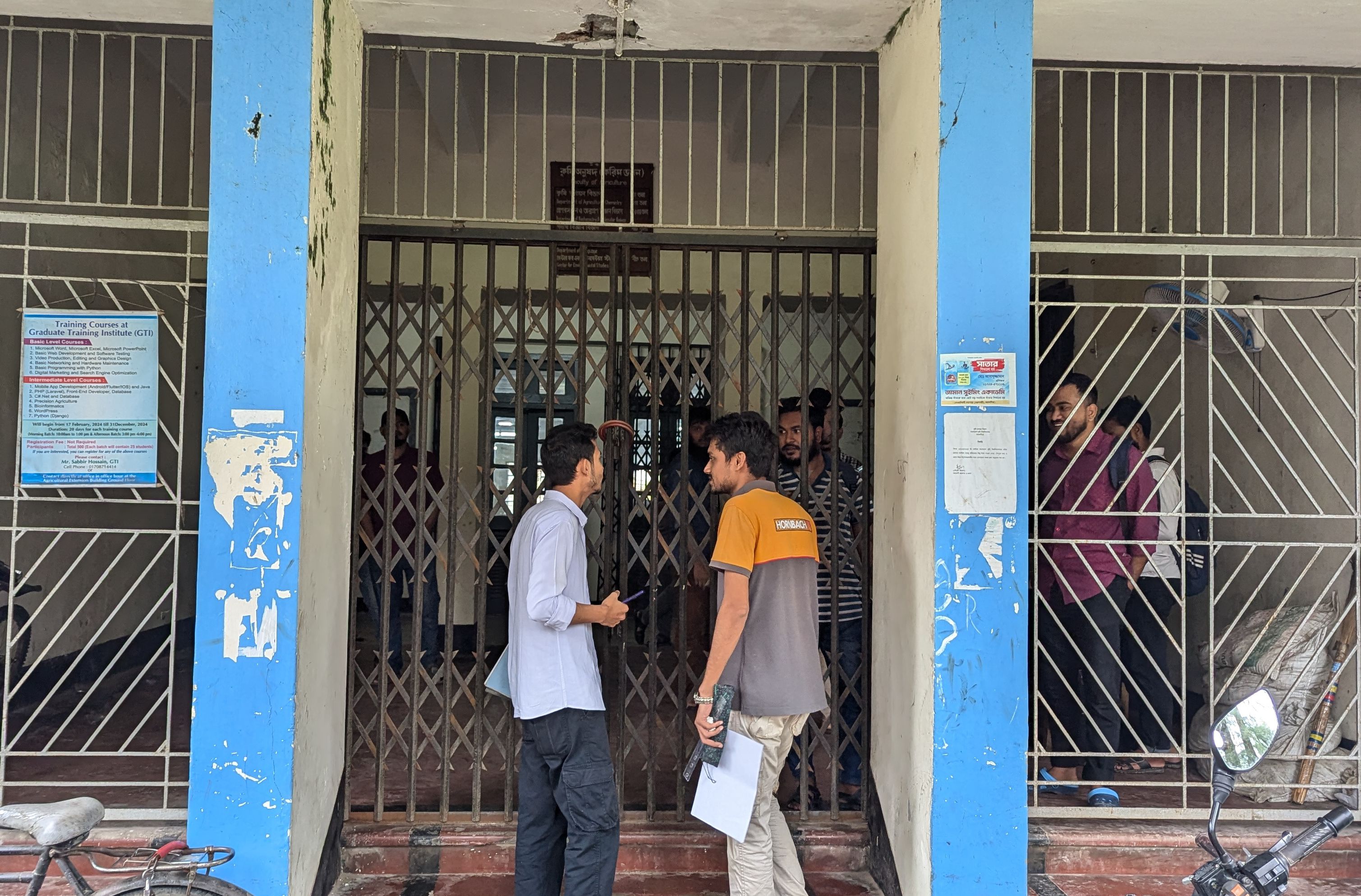 ৬ মাসেও ফলাফল না দেওয়ায় বাকৃবির করিম ভবনে শিক্ষার্থীদের তালা