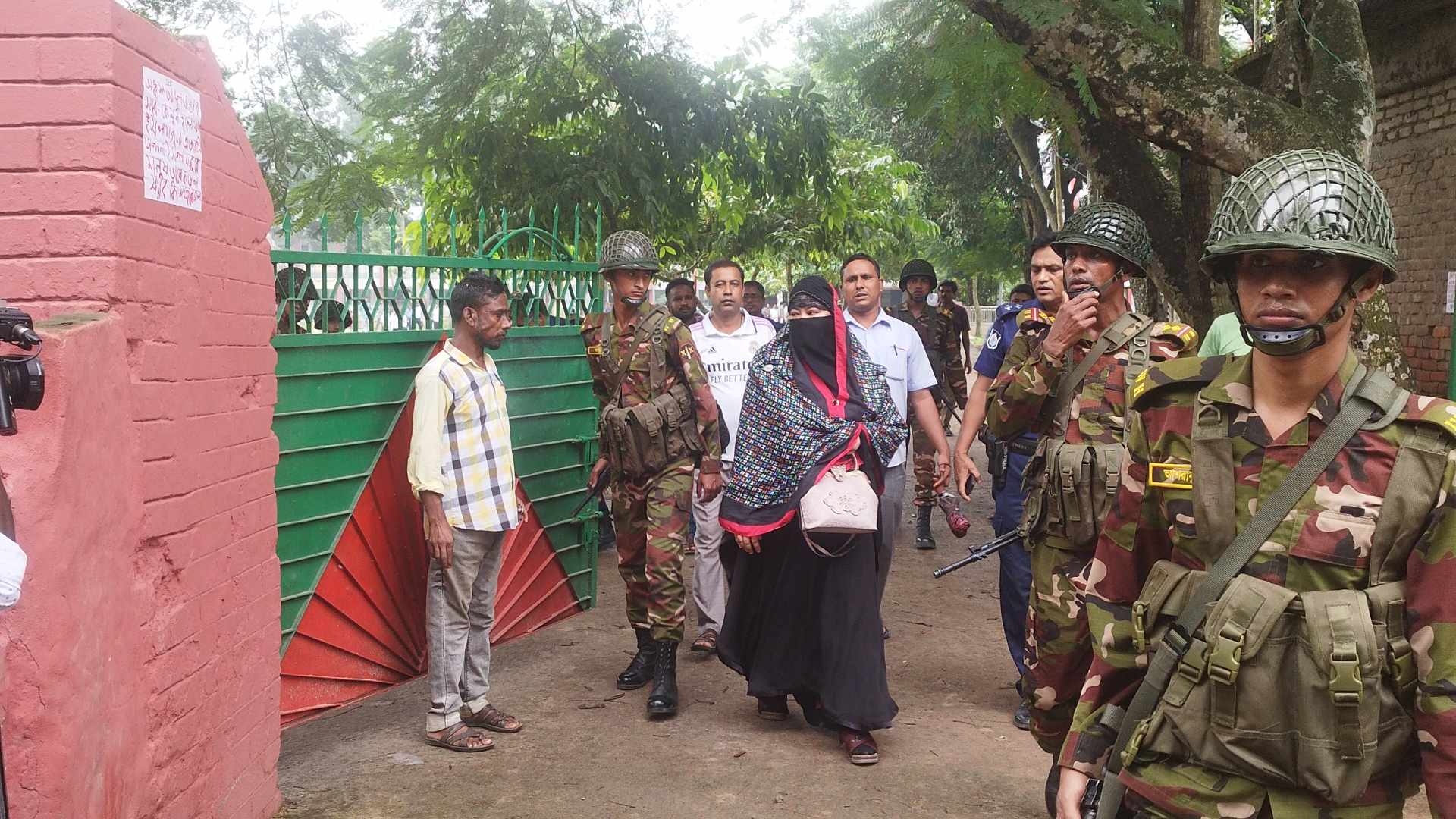 অধ্যক্ষের বিরুদ্ধে অভিযোগের পাহাড় : যৌথবাহিনীর সহায়তায় কলেজ কর্মকর্তাকে উদ্ধার
