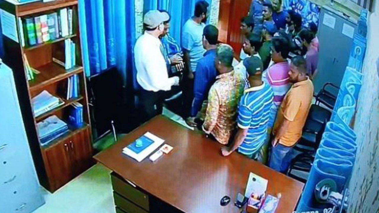 মাউশির আঞ্চলিক পরিচালককে বের করে দিয়ে কার্যালয়ে তালা দিলেন একদল যুবক