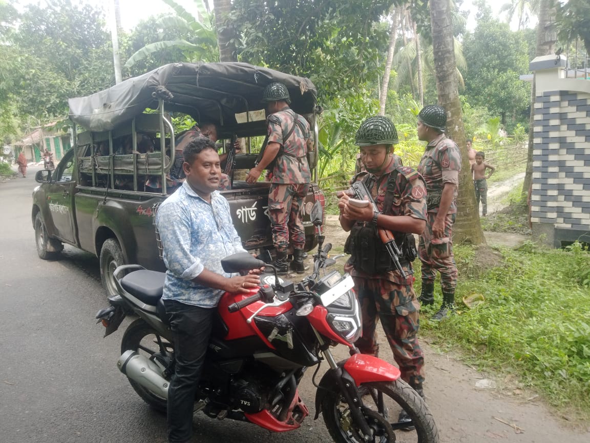 সাতক্ষীরা সীমান্তের পূজা মণ্ডপ গুলোতে বিজিবির টহল