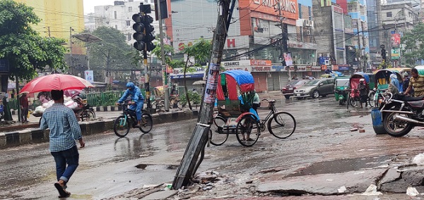 রাতের পর সকালেও বৃষ্টি, দুর্ভোগে সাধারণ মানুষ