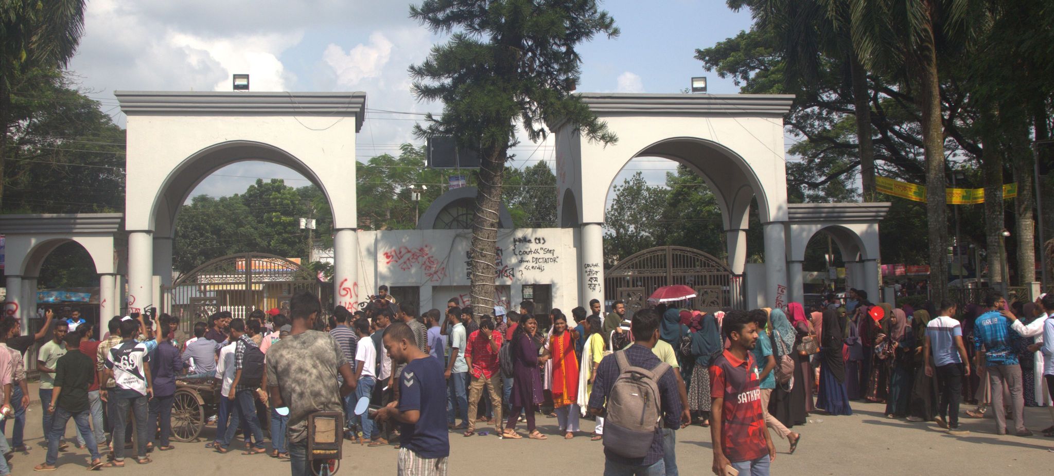 ‘ক্লাসের ফ্যানের সাথে ঝুলিয়ে পেটাব’ ছাত্রীকে ইবি শিক্ষক