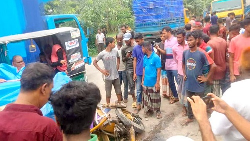 দিনাজপুরে হানিফ কোচের ধাক্কায় অটোবাইক চালক নিহত ও দুই যাত্রি আহত