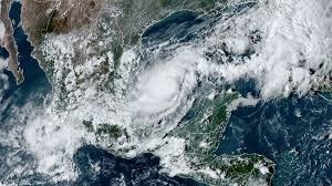 ফ্লোরিডায় আছড়ে পড়েছে ঘূর্ণিঝড় মিল্টন, বিপন্ন বহু প্রাণ