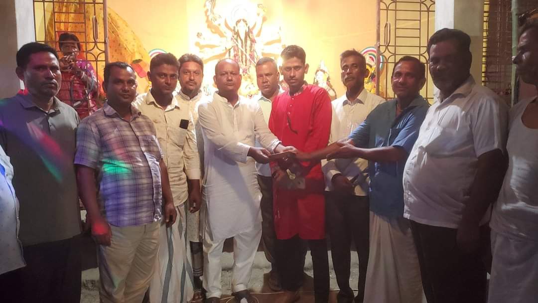 ফুলবাড়ী‌তে দূর্গা পূজা মন্ডপে আর্থিক সহায়তা প্রদান