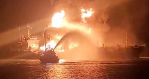 সাগরে এলপিজি বহনকারী দু'টি জাহাজে আগুন