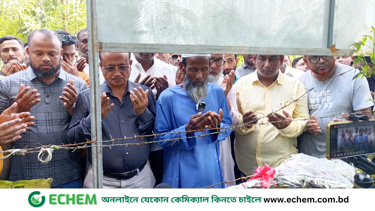 মাহফুজের কবর জিয়ারত করলেন উন্মুক্ত বিশ্ববিদ্যালয়ের ভিসি