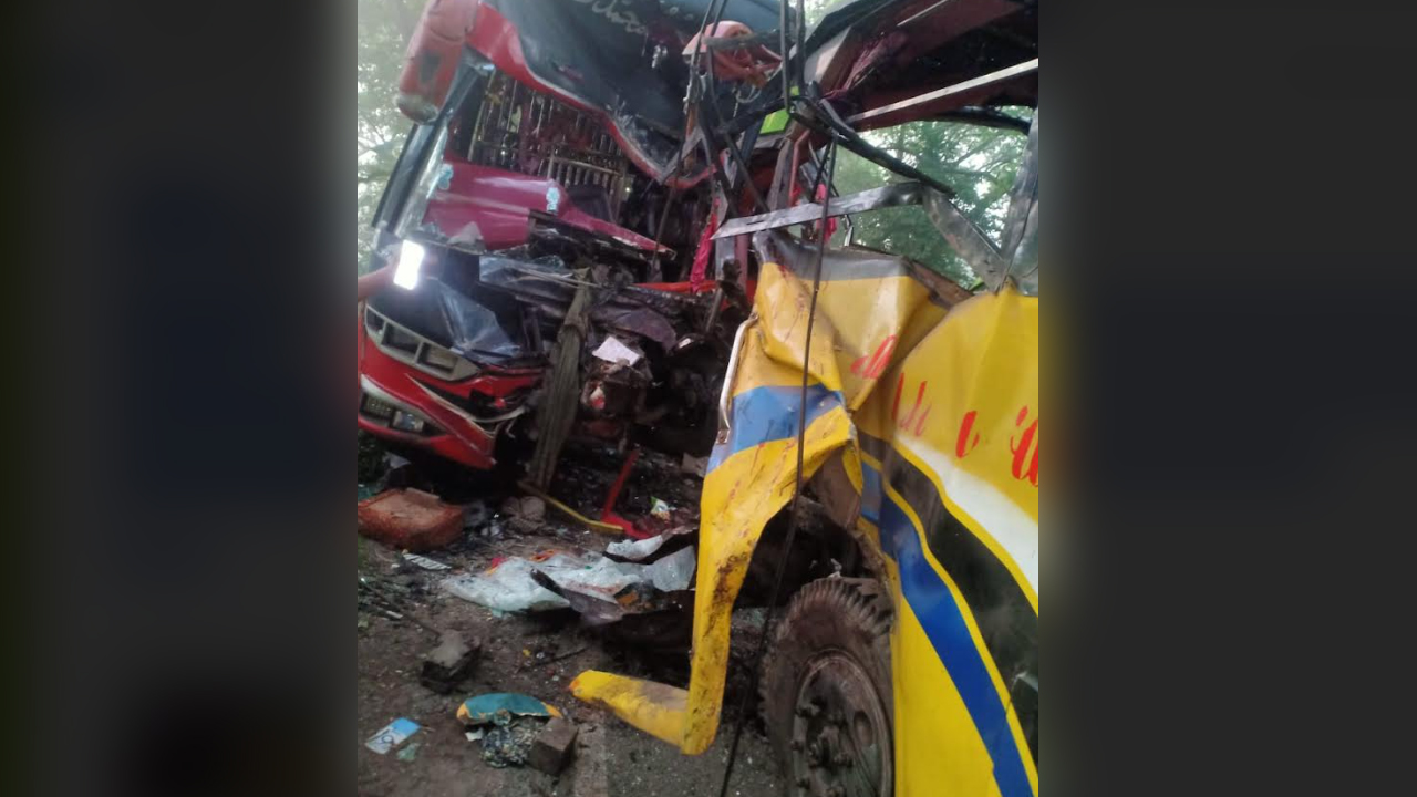 ফরিদপুরে দুই বাসের মুখোমুখি সংঘর্ষে নিহত ৫