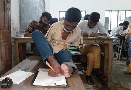 পা দিয়ে লিখে এইচএসসি তে জিপিএ-৫ পেলেন মানিক