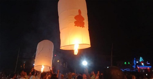 প্রবারণা পূর্ণিমা, শুভ সময়ের আশায় আকাশে হাজারো ফানুস