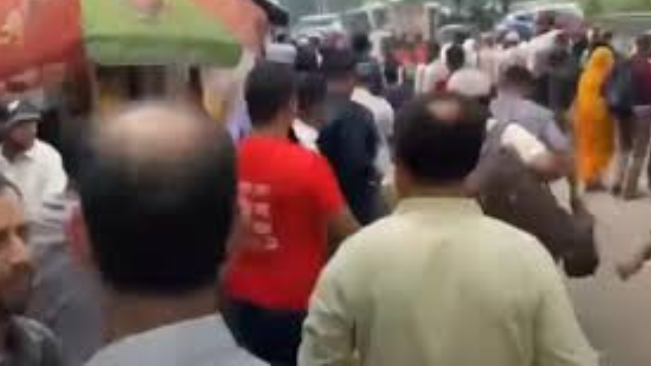 প্রেস ক্লাবের সামনে আওয়ামী লীগ ও বিএনপি কর্মীদের মধ্যে সংঘর্ষ হয়েছে