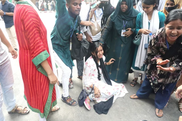 তালা ভেঙে ঢাকা বোর্ডের ভেতরে শিক্ষার্থীদের বিক্ষোভ, হামলায় আহত ৬