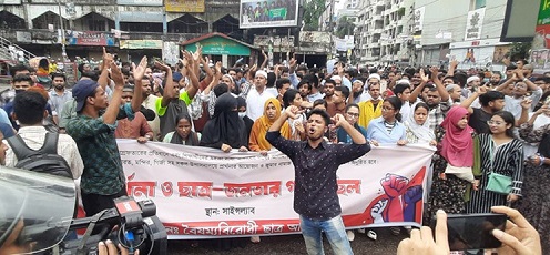 সায়েন্সল্যাব এলাকায় যানচলাচল বন্ধ, শিক্ষার্থীদের অবরোধ